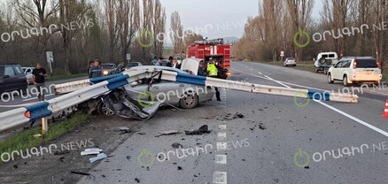 Երևան-Սևան ավտոճանապարհին Mercedes-ը մխրճվել է երկաթե արգելապատնեշի մեջ