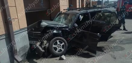 Բագրևանդի փողոցում բախվել են «Hyundai»-ն ու «Mercedes»-ը. վերջինն էլ բախվել է պատին. shamshyan.com