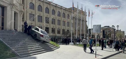 Գյումրիում քաղաքացին ի նշան բողոքի Mercedes-ով հայտնվել է քաղաքապետարանի աստիճաններին․ shamshyan.com