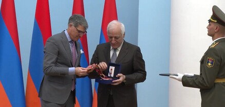 Նախագահ Վահագն Խաչատուրյանը Դիկրան Իզմիրլյանին պարգևատրել է Հայրենիքի շքանշանով