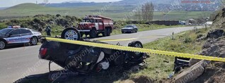 Կոտայքի մարզում Volkswagen-ը բախվել է արգելապատնեշներին, հողաթմբին և գլխիվայր շրջվել. կա 1 զոհ, 1 վիրավոր. shamshyan.com