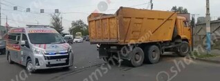 Երևանում բախվել են հիվանդ տեղափոխող շտապօգնության ավտոմեքենան ու «Կամազ»-ը․ shamshyan.com
