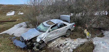 Կոտայքում Mercedes-ը բախվել է երկաթե արգելապատնեշին ու մոտ 10 մետր գլորվելով՝ հայտնվել դաշտում. կա վիրավոր. shamshyan.com