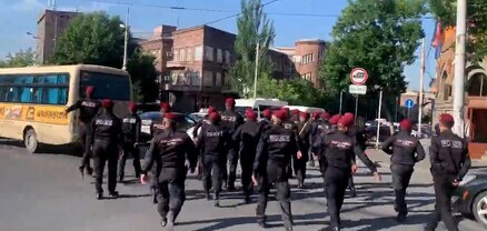 Խի՞ ես փակել, որ հիմա էլ բացես. սևբերետավորները հրում են խաղաղ ցուցարարներին