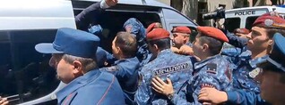 Մի բրդի, է․ ոստիկանները բերման ենթարկեցին Վահագն Չախալյանին և մեկ այլ քաղաքացու