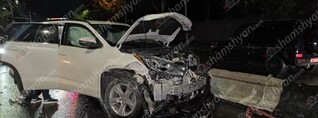 Մյասնիկյան պողոտայում բախվել են «Tesla»-ն, «Toyota Highlander»-ը, «Mercedes»-ը ու «Ford Fusion»-ը. shamshyan.com