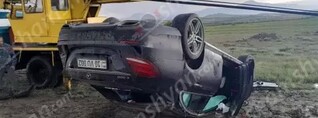 Կոտայքում Mercedes-ը գլխիվայր հայտնվել դաշտում. «գոլդ» համարանիշներով Toyota-ով ժամանած անձինք փորձում էին տեղափոխել մեքենան. shamshyan.com
