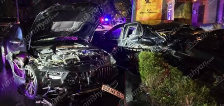 Երևանում գոլդ համարանիշերով Mercedes-ը բախվել է կայանված ավտոմեքենաներին. վարորդը դեպքի վայրից փախել է. shamshyan.com