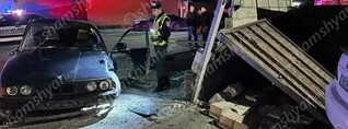 Արարատի մարզում BMW-ն բախվել է գազախողովակին, կոտրել այն, փլուզել բնակչի պատը. կան վիրավորներ. shamshyan.com