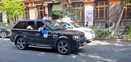 Պատուհաններից դուրս եկած, ազդանշաններով․ ինչպես են շրջանավարտները Երևանում նշում «Վերջին զանգ»-ը