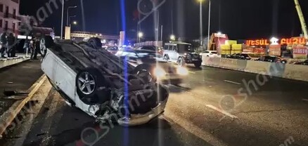 Երևանում բախվել են Toyota Rav 4-ն ու Toyota Camry-ն․ վերջինը գլխիվայր շրջվել է․ shamshyan.com