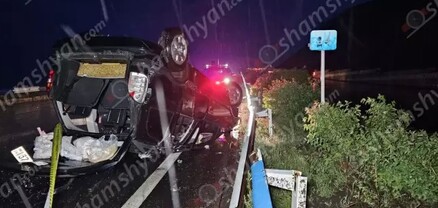 Կոտայքի մարզում ջրափոսի պատճառով Opel-ը գլխիվայր հայտնվել է ճանապարհի մեջտեղում. վիրավորներից մեկը զինծառայող է. shamshyan.com