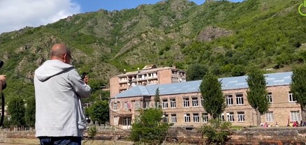 Փրկարարները ճոպաններով սնունդ են փոխանցում աղետի գոտու բնակիչներին