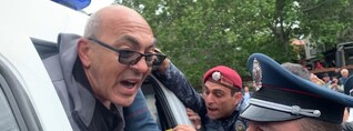 Ոստիկանները փակել են Գայի պողոտա-Թոթովենց խաչմերուկը, ցուցարարներին բերման ենթարկել 