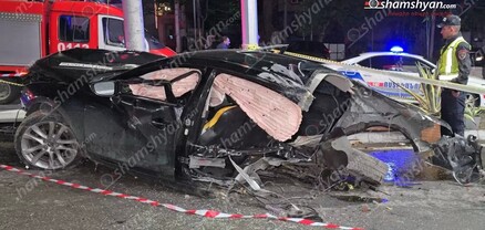 Երևանում 20-ամյա խմած վարորդը Mazda 5-ով կոտրել է էլեկտրասյունն ու բազալտե եզրաքարը. կան վիրավորներ. shamshyan.com