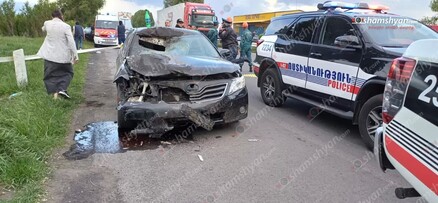 Գեղարքունիքում «Toyota»-ն հայտնվել է ճանապարհի կողնակում, բախվել չիչխանի հյութերի տաղավարին. վարորդի մայրը մահացել է. shamshyan.com