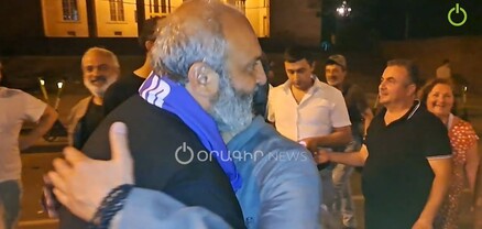 Միքայել արքեպիսկոպոս Աջապահյանը միացավ Բաղրամյան պողոտայում գտնվող ցուցարարներին