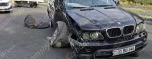 Երևանում BMW X5-ը բախվել է աղբամաններին. պատճառը մեքենայի տեխնիկական խնդիրն է եղել. shamshyan.com