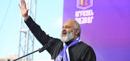 Բագրատ Սրբազանն ավտորթով այցելում է Գյումրի