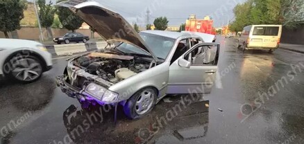 Երևանում՝ ոստիկանության կրթահամալիրի մոտ, Mercedes-ը բախվել է գովազդային վահանակի սյանն ու հայտնվել ճանապարհի մեջտեղում․ shamshyan.com