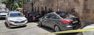 Երևանում՝ էլիտար շենքի բակում կայանված Ford Focus-ի վրա, հայտնաբերվել է վիրավոր քաղաքացի. shamshyan.com