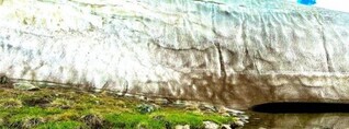 Այս ձնաբծի բարձրությունը հասնում է մոտ 10 մ-ի. Գագիկ Սուրենյանը լուսանկարներ է հրապարակել Գեղամա լեռներից