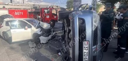 Երևանում բախվել են Nissan-ները, որոնցից մեկը կողաշրջվել և հայտնվել է մայթին. կա 3 վիրավոր. shamshyan.com