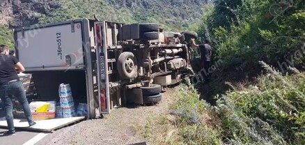 Վանաձոր-Ալավերդի ճանապարհին բեռնատարի անիվը վնասվել է և ավտոմեքենան կողաշրջվել է․ կա վիրավոր․ shamshyan.com