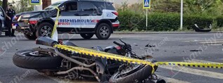 Աբովյանի քաղաքապետարանի մոտ բախվել են Toyota-ն ու մոտոցիկլը. վերջինը կողաշրջվել է, մոտոցիկլավարը հոսպիտալացվել է. shamshyan.com