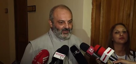 Եթե Հովիկ Աղազարյանն այդքան տղամարդ է, թող ասի՝ ովքեր են իր հետ խոսել. Բագրատ Սրբազան