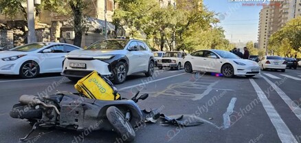 Երևանում բախվել են «Tesla»-ն ու մոպեդը. մոպեդավարը տեղափոխվել է հիվանդանոց. shamshyan.com