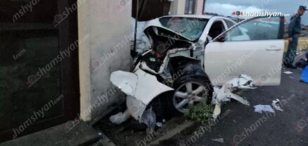 Երևանում բախվել են «Mercedes»-ը և «Toyota Camry»-ն. վերջինն էլ բախվել է շինության պատին. կա 1 զոհ. shamshyan.com