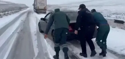 Փրկարարները և պարեկները արգելափակումից դուրս են բերել ավտոմեքենաները