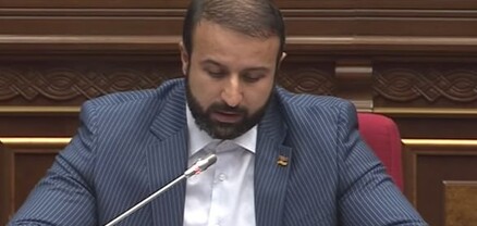 ՔՊ-ական պատգամավոր Հայկ Սարգսյանը հարցը բանավոր շարադրելու փոխարեն նախընտրում է կարդալ