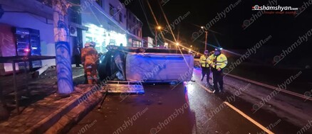 Երևանում «Nissan Elgrand»-ը «Սիփան» ռեստորանի մոտ կոտրել է մի քանի սառնարան, բախվել դռանն ու կողաշրջվել. shamshyan.com