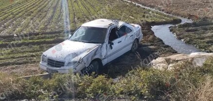 Արարատի մարզում Mercedes-ը դուրս է եկել երթևեկելի գոտուց և հայտնվել դաշտում․ կա վիրավոր․ shamshyan.com