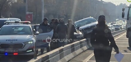 Արշակունյաց պողոտայում բախվել են Lada-ն և Skoda-ն․ վերջինը հայտնվել է արգելապատնեշի վրա