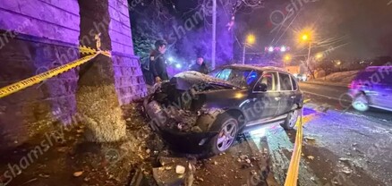 Երևանում «Porsche Cayenne»-ը բախվել է ՀՖՖ նախկին նախագահ Ռուբեն Հայրապետյանի տնկած ծառին ու հայտնվել տան պարսպի մոտ. կա վիրավոր. shamshyan.com