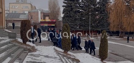 Փաշինյանը թիկնազորի հետ Գյումրիի թատրոնի շենքում է