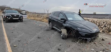 էլեկտրական «BYD» ավտոմեքենան Կոշ գյուղում բախվել է բետոնե արգելապատնեշին, ապա քարերին. shamshyan.com