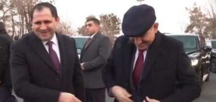 Ինչո՞ւ է Փաշինյանը ցուցադրաբար ծիծաղում Եռաբլուրում