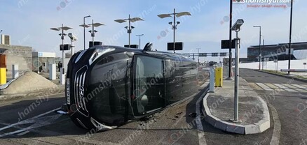 «Hyundai»-ը «Զվարթնոց» օդանավակայանում բախվել է պաշտպանիչ բետոնե հատվածին և կողաշրջվել. shamshyan.com