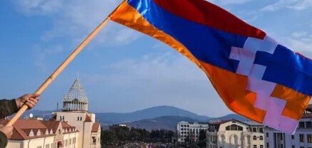 Էջիածնի հրապարակից հանվել է Արցախի դրոշը