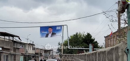 Գյումրու ընտրատեղամասերի մոտ թեկնածուների պաստառներն են