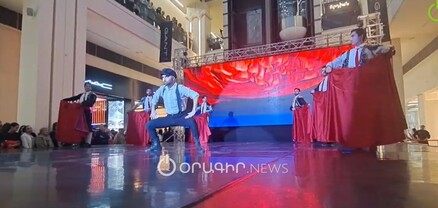 Օպերայի և բալետի ազգային ակադեմիական թատրոնի դերասանների ֆլեշմոբը՝ Երևանի մոլերից մեկում