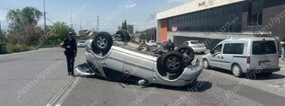 Երևանում «Mercedes ML»-ը Դավիթ Բեկի փողոցում գլխիվայր շրջվել է. կա վիրավոր. shamshyan.com