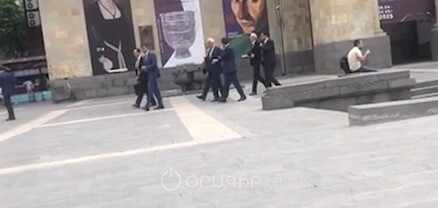 Վահագն Խաչատուրյանը, անվտանգության աշխատակիցներով շրջապատված, քայլում է Հանրապետության հրապարակում