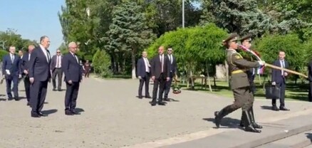 Լավրովը ծաղկեպսակ է դրել «Մայր Հայաստան» հուշարձանի անմար կրակի մոտ. Միրզոյանը չի ուղեկցել նրան