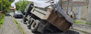 «Կամազ»-ը Սևքարեցի Սաքոյի փողոցում ճաքեցրել է ասֆալտն ու ընկել դրա մեջ. shamshyan.com