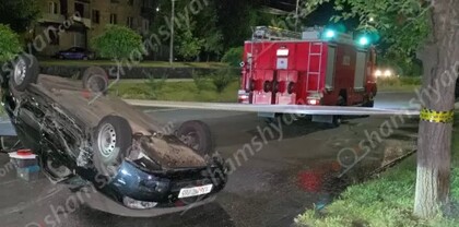 Երևանում բախվել են Opel-ն ու Lada-ն. վերջինը վրաերթի է ենթարկել հետիոտնին ու գլխիվայր շրջվել. shamshyan.com